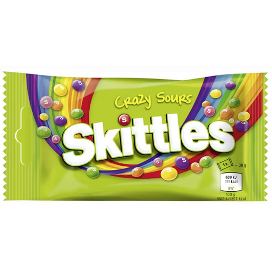 Bunte Skittles Crazy Sours Kaubonbons in verschiedenen Farben und Geschmacksrichtungen in einer Verpackung